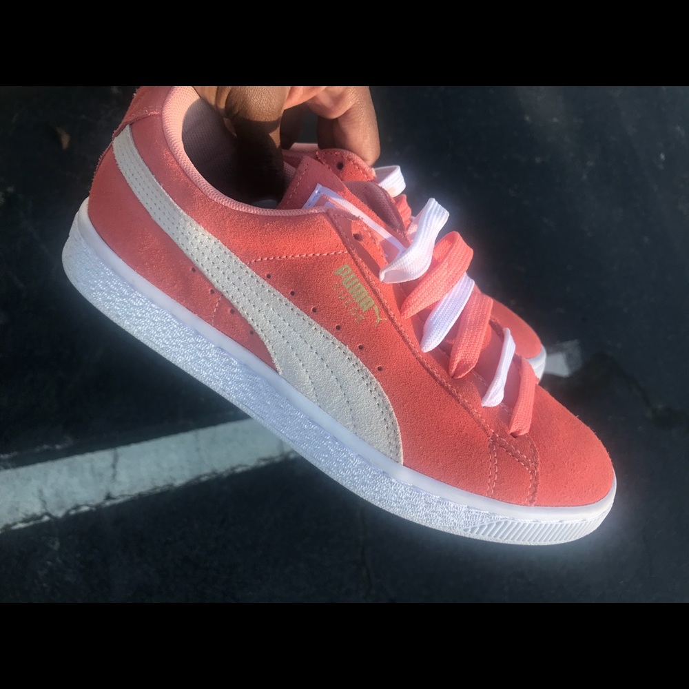 Like new size 7 women pumas